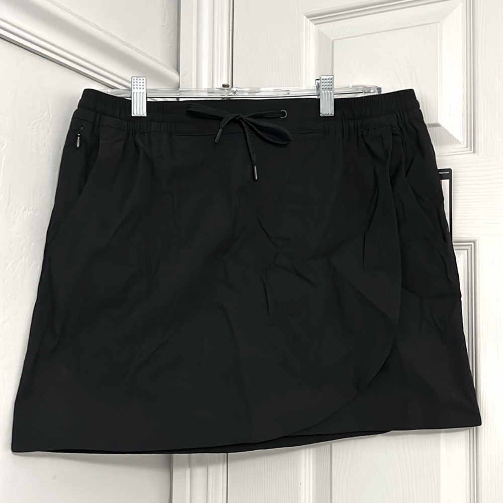 Eddie Bauer black tulip hem skort.